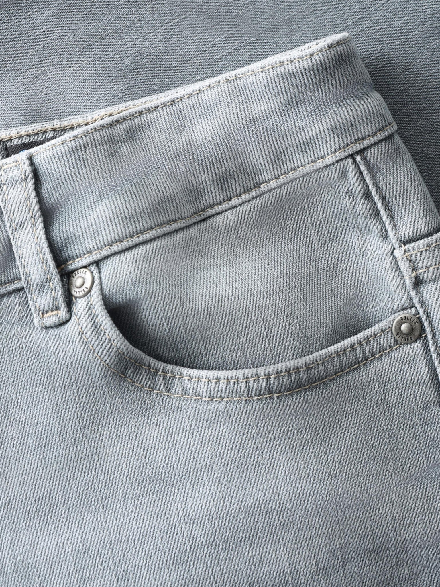 2613 Straight Wide Fit Jeans